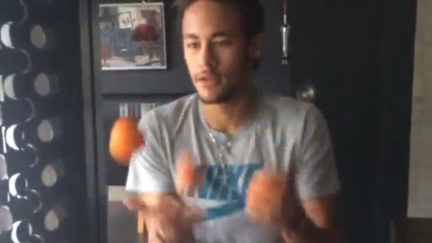 Màn tung hứng của Neymar bị con trai phá đám