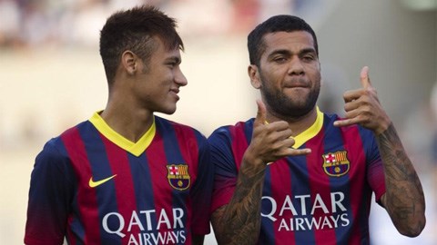 Màn ăn mừng của Neymar và Dani Alves bị lên án