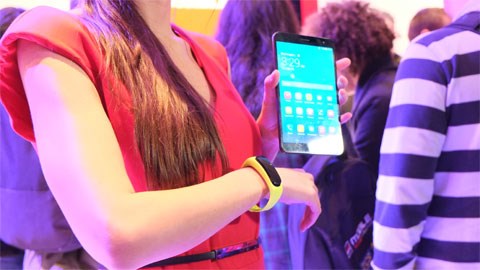 TalkBand B1 – smartwatch tích hợp tai nghe Bluetooth