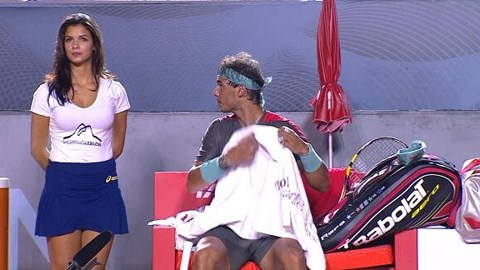 Nadal lác mắt vì ball girl sexy… “lười làm”