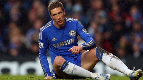 Torres lóng ngóng đánh rơi "quà biếu" của thủ môn Fulham
