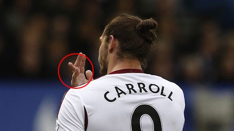 Ngón tay Carroll bỗng dưng... rời vị trí