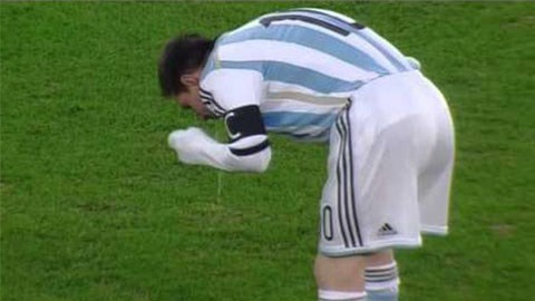 Messi lại nôn ngay trên sân