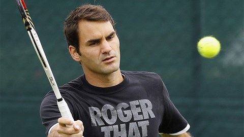 Màn khởi động siêu "dị" của Roger Federer