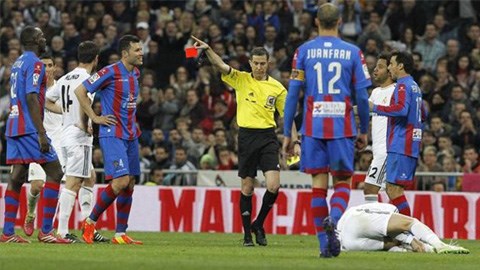 Chơi xấu Ronaldo, cầu thủ Levante lĩnh thẻ đỏ xứng đáng