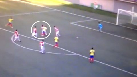 Pha solo ghi bàn từ giữa sân của cầu thủ U16 Ecuador