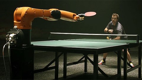 Huyền thoại bóng bàn Timo Boll so vợt cùng… robot