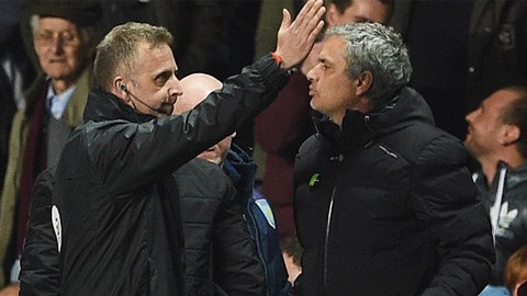 Chelsea thua, Mourinho sỉ vả trọng tài
