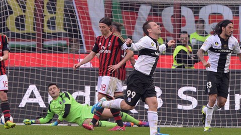 AC Milan 2-4 Parma: Milan chìm nghỉm ở San Siro