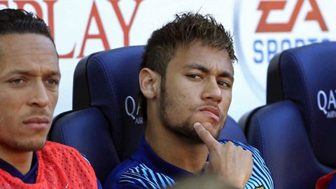 Neymar chán nản ngồi xem Messi thăng hoa