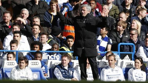 Wenger bỏ họp báo, Mourinho độc thoại ca ngợi Chelsea