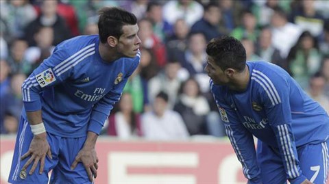 Sự thật pha tranh chấp đá phạt giữa Bale và Ronaldo?