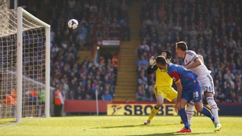 Crystal Palace 1-0 Chelsea: Mourinho tự bắn vào chân