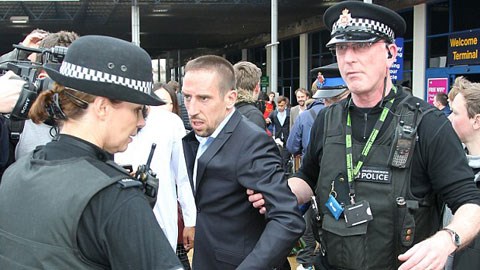 Ribery bị cảnh sát "kèm cặp" tại sân bay Manchester