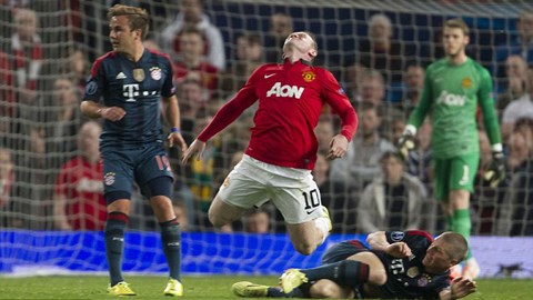 Rooney "diễn kịch", Schweinsteiger bị đuổi oan