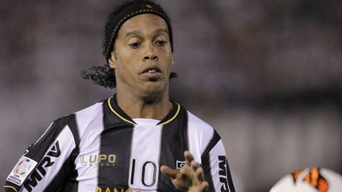 Ronaldinho bị tấn công bằng "vật thể lạ"