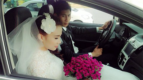 Thủ môn HA.GL đi chụp ảnh cưới bằng siêu xe