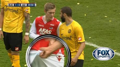 Ramos bóp "thằng nhỏ" của cầu thủ AZ Alkmaar