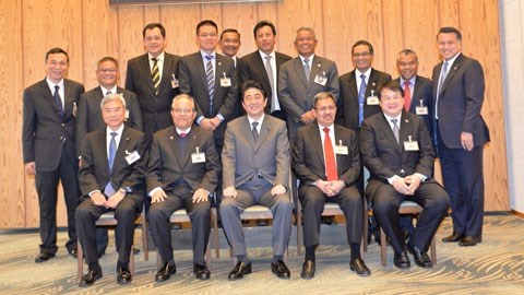 Thủ tướng Nhật Bản gặp đại diện các LĐBĐ Đông Nam Á