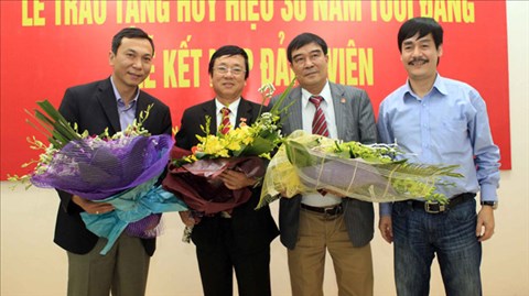 Đồng chí Phạm Ngọc Viễn nhận huy hiệu 30 năm tuổi Đảng