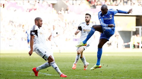 Swansea 0-1 Chelsea: Demba Ba lại cứu  Chelsea