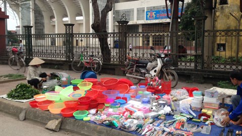 Sân Ninh Bình bất ngờ bị biến thành nơi... họp chợ