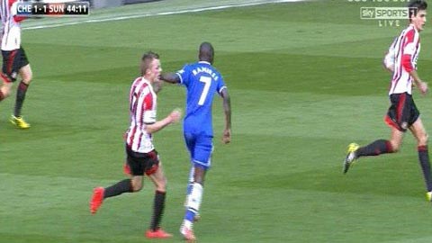 Ramires đối mặt án phạt vì tát cầu thủ Sunderland