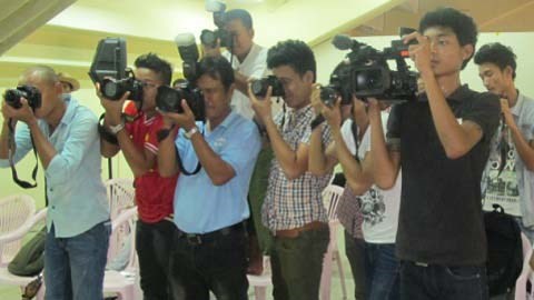 Giới truyền thông Myanmar “kèm chặt” V.NB