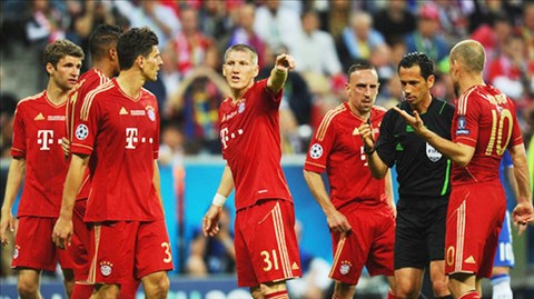 Lăng kính: Bayern có "đè" nổi vía trọng tài?