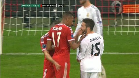 Giận cá chém thớt, Ribery “bắt nạt” Carvajal