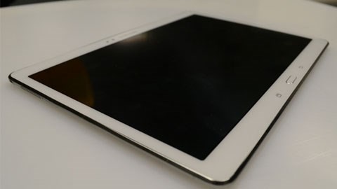 Lộ ảnh thực tế tablet đầu tiên của Samsung có màn hình AMOLED
