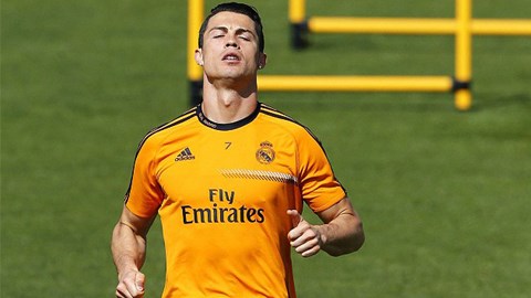 Bất ngờ tái phát chấn thương, Ronaldo chia sẻ Chiếc giày vàng với Suarez