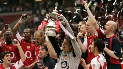 Nhìn lại danh hiệu duy nhất của Arsenal cách đây 9 năm