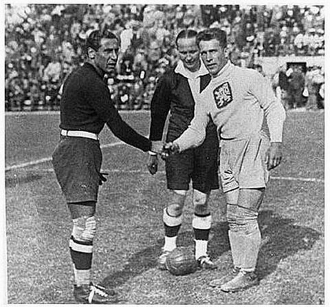 Chủ nhà Italia (áo sẫm) và ĐT Tiệp Khắc trong trận chung kết World Cup 1934