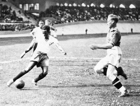 Vua phá lưới Lenonidas (trái) đã giúp ĐT Brazil lần đầu gây tiếng vang ở World Cup