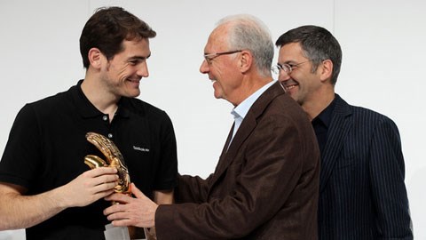 Casillas theo chân Deschamps và Beckenbauer