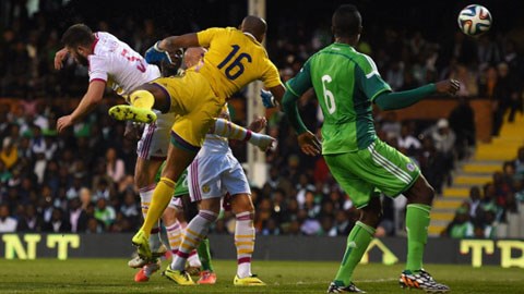 Nghi án bán độ: Thủ môn Nigeria tự ném bóng vào lưới nhà