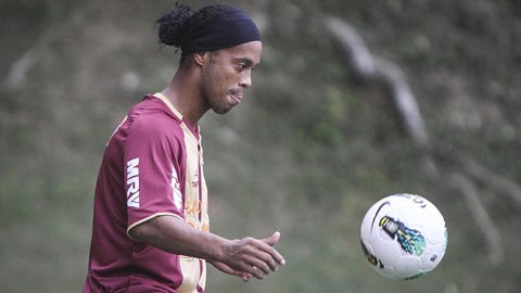 Xem Ronaldinho thử sức với trò đá bóng trúng xà ngang