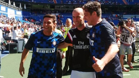 Huyền thoại Real 2-2 Huyền thoại Inter: Zanetti & Zidane tỏa sáng