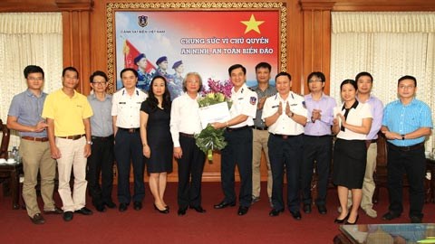 Báo Bóng đá thăm, tặng quà lực lượng Cảnh sát biển Việt Nam