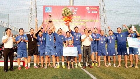 HLV Hoàng Văn Phúc và đồng đội vô địch PTV Cup 2014
