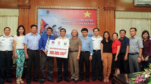 Lãnh đạo VFF, VPF thăm và tặng quà lực lượng Cảnh sát biển Việt Nam