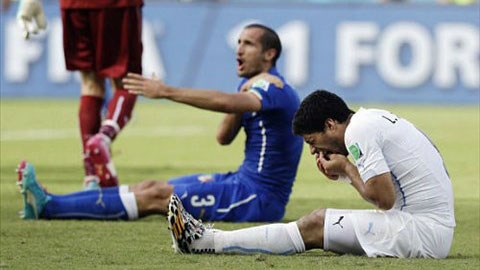 Bóng đá Việt sôi sục với cú “cẩu xực” của Suarez