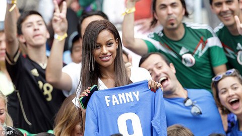 Bạn gái "bé hư" Balotelli gây chú ý trong trận Italia - Uruguay