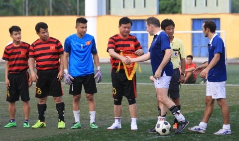 Chùm ảnh: Bộ trưởng Đinh La Thăng trổ tài đá bóng