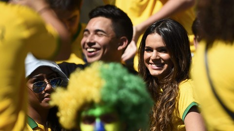 Bạn gái của Neymar rạng ngời trên khán đài sân Mineirao