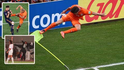 Huntelaar tái hiện cú kung-fu của Van Gaal và De Jong