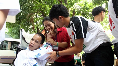 U19 Việt Nam đi làm từ thiện