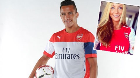 Bồ xinh của tân binh Sanchez diện áo Arsenal