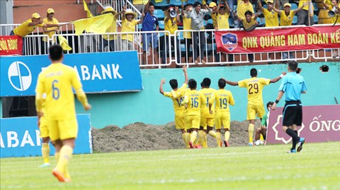 Tổng hợp 2 trận còn lại: QNK Quảng Nam gây sốc